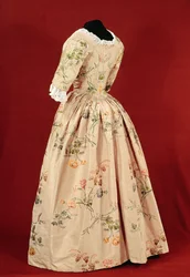 Klänning, vävd av Mr.Vantier från ett tygdesign av Anne Maria Garthwaite (1690-1763) 1747 (silkebrokad)